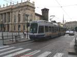 In Turin an der Piazza-Castello ist die 6-achsige Tram5020 vom Typ T.P.R.