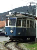 Ein Triester Straenbahnwagen biegt am 30.10.2010 auf einem nahegelegenen Hgel um eine Kurve, um dann talabwrts weiterzufahren.