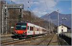 Erst gestern entdeckt: In Preglia, bei Prellbock des rechts zu sehende Gleises hat man, öffentlich zugänglich, eine gute Sicht auf die Einfahrt des Bahnhofs von Norden her.
Auf dem Bild ist ein dopptelter  Walliers Domino-Pendelzug  auf dem Weg nach Domodossola zu sehen. 
7. Jan. 2017