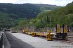 Ohne Zusammenhang mit der Brenner-Ertchtigung steht ein Baufahrzeug mit Beiwagen, teils aufgebockt, in Sterzing. Mitte Mai 2012 kHds