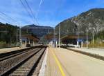 Blick auf den Bahnhof Ugovizza-Valbruna an der neuen Pontebbana. Dieser Bahnhof liegt nahe der ehemaligen Haltetelle Valbruna-Lussari. Aufgenommen am 25.10.2015