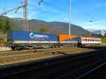 Zwei Güterwagen mit einem vermutlich schadhaften ÖBB-Bmpz des EN 60235 (Wien Hbf - Milano Centrale). Aufgenommen am 25.10.2015 in Tarvisio Boscoverde