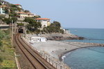 Ferrovia Ligure,noch gibt es,wie hier bei Cervo,die Küstenstrecke.Aber auch sie wird bald verschwinden und in das Landesinnere verlegt.Dann wird es ein Velo und Wanderweg sein.29.04.16