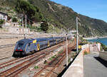 Der 5 Terre Express von Levanto nach La Spezia fährt in den Bahnhof Corniglia ein. Corniglia, 26.4.2023