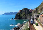 Meiner Meinung nach ein ganz heisser Anwärter für den Bahnhof an der schönsten Lage der Welt: Manarola in der Cinque Terre. Der Fahrgastwechsel ist beendet, der 5 Terre Express von La Spezia nach Levanto fährt ab. Manarola, 26.4.2023