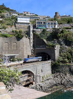 Dieser Regionalzug verlässt den Bahnhof Riomaggiore südwärts nach La Spezia.