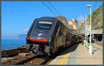 ETR521-085 der Trenitalia legt am 19.02.2024 im Bahnhof Manarola einen Halt ein. Der Ort gehört zu den Cinque Terre, die an der ligurischen Küste gelegenen Dörfer sind seit 1997 Weltkulturerbe. Die überwiegend im Tunnel verlaufende Bahnstrecke Genua - La Spezia kommt hier kurz ans Tageslicht.