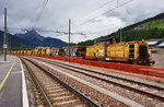 270 450-5 steht am 19.6.2016 mit einem Gleisbauzug im Bahnhof San Candido/Innichen.