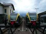 Ein RE (rechts) nach Bozen und ein R nach Meran stehen am 12.8.2008 im Endbahnhof Mals