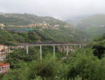 Fahrgastwechsel in luftiger Höhe: Der Bahnsteig des Bahnhofs Seiano zwischen Napoli und Sorrento befindet sich auf dieser hohen Brücke. Seiano, 1.5.2023