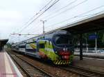 Doppelstockzug ALe711 006-FM+ALe711 008-FM vom Typ TSR(Treno Servizio Regionale). Er wird von LeNORD -dem Zusammenschluss der Nahverkehrssparten von FNM und FS in der Lombardei- eingesetzt. Dieser Zug gehrt der FNM. Er trgt neben der Reihenbezeichnung ALe 711 nach FS-Norm auch noch die Reihenbezeichnung EB711 nach FNM-Art. 


Seveso 2012-06-04 

