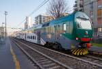 Der Treno Alta Frequentazione Ale 426 - 013 / Ale 506 - 013 (94 83 4506 013-1 I-TI) der Trenord am 28.12.2015 beim Halt im Bahnhof Milano Porta Romana.

Der Treno Alta Frequentazione wurde, als  Doppelstock-Elektrotriebzug, für den Regionalverkehr konzipiert. Das Design der von dem Konsortium AnsaldoBreda, ABB Tecnomasio (Motore) und Firema (Bordsysteme und Steuerung) produzierten Züge stammt vom italienischen Designer Pininfarina, der zuvor mit dem  Design 500 ETR betraut war. Die aus vier miteinander verbundenen Wagen bestehenden Züge besitzen auf beiden Seiten 8 doppeltürige Schwenkschiebetüren. Ein Triebzug setzt sich zusammen aus dem Motorwagen Ale 426, zwei nicht angetriebene Zwischenwagen Le 736 und einem Motorwagen Ale 506.

Technische Daten:
Spurweite:  1.435 mm (Normalspur)
Achsformel:  Bo'2' + 2'2' + 2'2' + 2'Bo'
Zugzusammensetzung: ALe 426 + Le 736 + Le 736 + ALe 506
Länge über Puffer: 103.970 (25.895/26.090/26.090/25.895 mm)
Achsabstand im Motor-Drehgestell:  2.700 mm
Achsabstand im Lauf-Drehgestell:  2.550 mm
Drehzapfenabstände: Ale 18.590 mm / Le 19.500 mm
Breite: 2.828 mm
Höhe:  4.300 mm
Eigengewicht:  213 t ( 63 + 44 + 44 + 62 t)
Höchstgeschwindigkeit:  140 km/h
Stundenleistung:  3.640 kW
Dauerleistung: 2.500 kW
Anfahrzugkraft: 214 kN
Dauerzugkraft: 147 kN
Treibraddurchmesser:  1.100 mm
Laufraddurchmesser: 920
Stromsystem:  3 kV Gleichstrom
Sitzplätze:  429