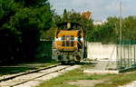 Zweiachsige Henschel-Rangierlok im Bahnhof Ceglie Messapica and der KBS 462, 29.10.04.