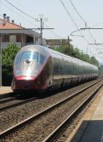 17.7.2014 11:49 ETR 575 (Alstom AGV) der Privatbahn NTV bei der Durchfahrt durch Rimini Miramare in Richtung Riccione.