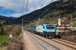 EU 43 001 der RTC fährt noch mit der alten Lackierung durchs Land, hier aufgenommen am 7. April 2017 bei Novale mit einem KLV.