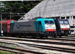 Die E 483 002 von RTC und die ES 64 F 4-038 von MRCE im Bahnhof Brenner am 22.07.17