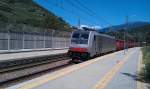 186 281 der Rail Traction Company / Lokomotion mit einem Eaos-Zug / Schrottzug am 18.07.2012 in Klausen / Chiusa. 