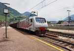 EU43 - 005, der RTC, durchfährt mit einem Güterzug den Bahnhof Bolzano/Bozen in Richtung Süden.