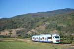 An den  Alpe di Catenaia  vorbei fhrt ein Minuetto-Zug der LFI von Arezzo in Richtung Stia (August 2011).
