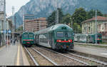 Zwei ALe 562 und ein Pendelzug mit Doppelstockwagen Typ 1979 warten am 20. Juli 2018 in Lecco auf die Abfahrt.