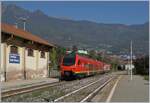 Nur noch bis am 2. Januar 2024 werden die roten FS Trenitalia BTR 813 durchs Aosta Tal fahren, dann wird die Strecke für Elektrifizierungs-Arbeiten bis im Dezember 2027 !!! im SEV bedient. Es ist kaum anzunehmen, dass die BTR wieder ins Aosta Tal zurückkehren, wird der  Thermische  Teil dann ja nicht mehr benötigt, ausser die Strecke nach Pré St Didier würde reaktiviert aber nicht elektrifiziert, doch davon ist zur Zeit nicht zu vernehmen. 

Der FS Trenitalia BTR 813 001 erreicht RV VdA 2729 von Torino nach Aosta den Bahnhof von Chatillon Saint Vincent. 

11. Oktober 2023