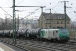 FRET 437024 mit Kesselwagenzug durchf�hrt Dresden-Freiberger Stra�e in Richtung G�terbahnhof ...