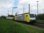 ES 64 F4-203 zieht am 25.05. 10 einen Container Leerzug durch ...