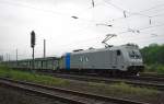 185 677-2 der Railpool, vermietet an die ITL, bringt leere ...