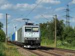 ITL Eisenbahngesellschaft mbH 185 548-5 der ITL durchf�hrt Hamburg-Moorburg mit einem langen Containerzug Richtung S�den. Aufgenommen am 23.06.10.