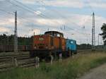 106 003 der ITL h�lt am 25.06. 10 mit einer Werkslok ...