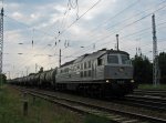 W232.03 der ITL zieht am 25.06. 10 einen Kesselwagen Ganzzug durch ...