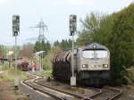 ITL Eisenbahngesellschaft mbH 'Blue Tiger' 250 006-4 wartet bis die Waggons mit D�nger entladen sind. Im Hintergrund sind die Bahnsteige 2 und 3 vom Bahnhof Herbertingen zu sehen. Bild vom 03.05.10.
