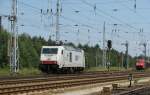 ITL Eisenbahngesellschaft mbH 285 108-7 durchf�hrt am 02.07.'10 den Bahnhof Hosena, im Hintergrund wartet 152 098