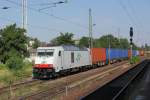285 106-1 der ITL mit einem Containerzug in Magdeburg-Buckau. Die ...