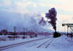 Winter in Kutchan, als noch mit Dampf gefahren wurde. Im Hintergrund der Vulkan Yôteizan. Dampflok Serie 9600 Nr. 79615. 26.Dezember 1971 