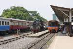 THN 1132 als ORD 919/4 nach Salaya und daneben die zu Filmaufnahmen eines thailändischen Fernsehsenders unter Dampf stehende 715 (ex JNR C56.17, 1'C-h2, Nippon Sharyo, Bauj.