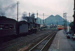 Das Chikuhô-Gebiet wie es früher war. Riesige Halden (Hochkippen), die vom Kohlebergbau stammen, davor ein (eher schmutziger) Dieseltriebzug und die Dampflok D51 542 mit uralten Wagen. Iizuka, 10.August 1972 