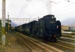 D51 - Lok D51 265 wartet mit einem Güterzug in Kiso Fukushima im Kiso-Tal. Der Fahrdraht ist schon gespannt, Dampfbetrieb herrscht nur noch wenige Tage. 14.April 1973.