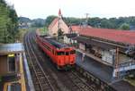 In der Nähe der Industriestadt Tokuyama ganz im Westen Japans wartet KIHA 40 2123 an der Station Suô Kubo. Für Japan sehr aussergewöhnlich ist die kleine Kirche im Hintergrund. 12.Oktober 2015. 