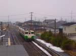 Kesennuma Linie / Ishinomaki Linie: Der Triebwagenzug KIHA 48 538 + KIHA 48 1535 Zug kommt von Ishinomaki her in den Abzweigebahnhof Maeyachi; links im Hintergrund geht es nach Kesennuma, doch nur wenige Kilometer sind noch befahrbar. 15.Februar 2013. 