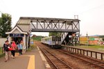 KIHA 150 (キハ150) von JR Hokkaidô: Die Furano-Linie von der Stadt Asahikawa ins zentrale Hochland wird gern von Touristen benutzt, wie hier Menschen aus China, Südkorea,