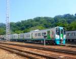 Die Lokaltriebwagen Serie JR Shikoku 1500 sind in Tokushima im Nordosten der Insel beheimatet. Die letzten Wagen der Serie haben ein etwas anderes Design, wie hier die beiden Wagen 1566 und 1567. Tokushima, 11.August 2013.  