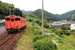 Dieselzüge von JR West-Japan bedienen das eher schwach besiedelte, gebirgige Hinterland von Hiroshima mit seinen dichten Wäldern und (im Hintergrund) Bambushainen. Im Bild KIHA 40 2123 als Alleinfahrer in Kawanishi, 12.Oktober 2015.  