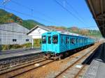 Serie 105 - mit dem Regionalzug durch die Dörfer im Herzen Japans: Die viertürigen Wagen KUMOHA 105-519 mit Steuerwagen KUHA 105-9 in Yoshinoguchi.