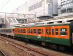 Serie 111 u.113 - ein umfassend erneuerter Steuerwagen links und ein nicht erneuerter Steuerwagen rechts (im grün/orangen Anstrich) im Bahnhof Kyoto.