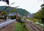 Serie 115 - die Bahn am heiligen Berg Yahikosan: Ankunft eines Zweiwagenzuges (KUMOHA 115-501 und KUMOHA 114-501) im Schreingelände in der Nähe von Niigata in Nordwest-Japan. 17.Oktober 2011.  