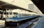 Serie 165: Einige Züge dieser Serie wurden für neue Eilzugsdienste um die Stadt Osaka herum hergerichtet. Im Bild ein Zug mit Steuerwagen KUHA 165-158 in Osaka Hauptbahnhof, 11.Februar 1977.