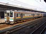 Serie 213: Als Zusatzmodul steht das JR Tôkai-Wagenpaar KUMOHA 213-5007 mit Steuerwagen KUHA 212-5007 in Nagoya.