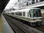 JR West Series 221 EMU in JR Kyoto auf dem Weg nach Nara.