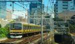 Serie 231 (mit E231 angeschrieben;E =Eigentum der Ostjapanischen JR): Die ab 2000 gebauten E231 bilden heute die grösste Gruppe von S-Bahn-Fahrzeugen (vermutl.2527 Wagen); bes. im Bereich der eingebauten Informationstechnologie sind diese extrem energiesparenden Züge eine erhebliche Weiterentwicklung der Serie 209. Hier ist ein Zug mit gelbem Streifen (Sôbu-Linie, die Tokyo mit der östlichen Nachbarstadt Chiba verbindet); Steuerwagen KUHA E230-35, Tokyo-Ochanomizu, 2.September 2008. CHÛÔ-SÔBU-LINIE 